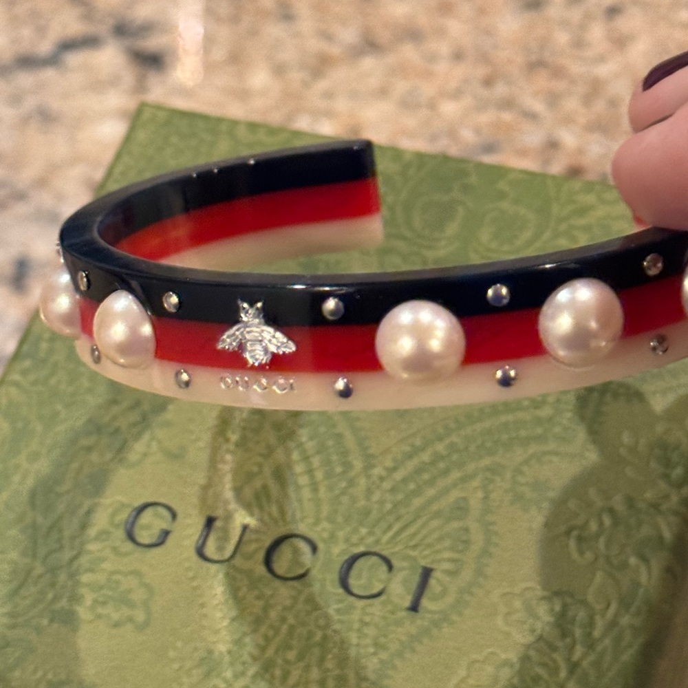 *SOLD* Gucci Bee & Pearl Resin Cuff Size L - Picture 4 of 9